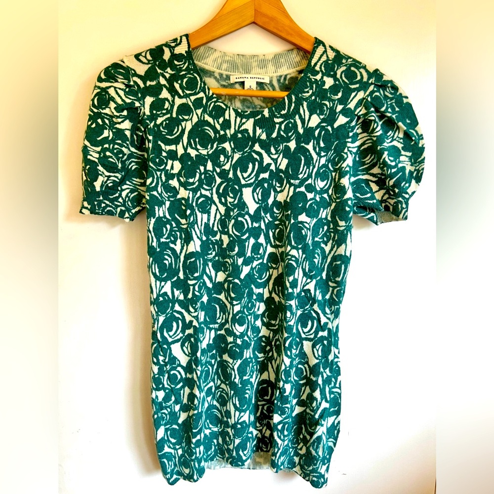 Banana Republic short sleeve sweater green and white rose print Size Small